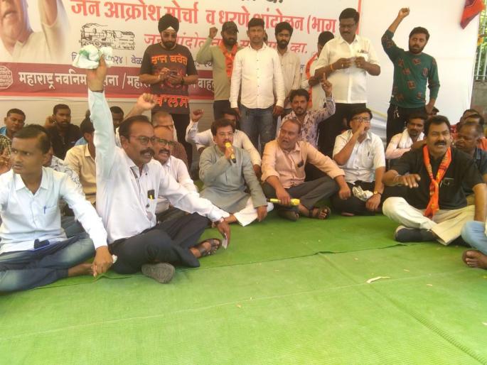 Do not fine, but hang; Commercial vehicle drivers suffer due to RTO rules | दंड नको, फाशीच द्या; आरटीओच्या नियमांमुळे व्यावसायिक वाहन चालक त्रस्त Do not fine, but hang; Commercial vehicle drivers suffer due to RTO rules | दंड नको, फाशीच द्या; आरटीओच्या नियमांमुळे व्यावसायिक वाहन चालक त्रस्त