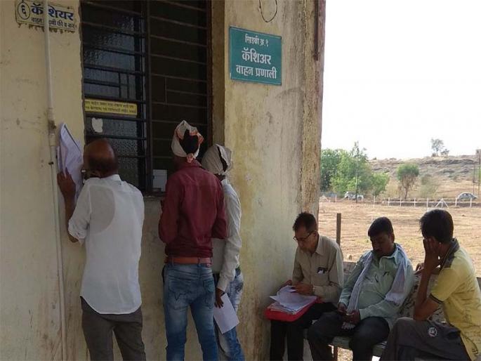 Online registration of vehicles of vehicles in Nandurbar | नंदुरबारात वाहनांच्या ऑनलाईन नोंदण्यांची बोंब Online registration of vehicles of vehicles in Nandurbar | नंदुरबारात वाहनांच्या ऑनलाईन नोंदण्यांची बोंब