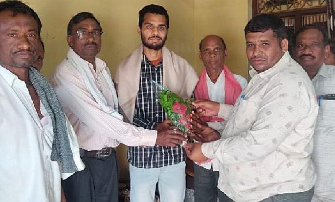 farmers son selected as RTO Inspector | शेतकरी कुटुंबातील जयंतची आरटीओ इन्स्पेक्टर म्हणून निवड farmers son selected as RTO Inspector | शेतकरी कुटुंबातील जयंतची आरटीओ इन्स्पेक्टर म्हणून निवड