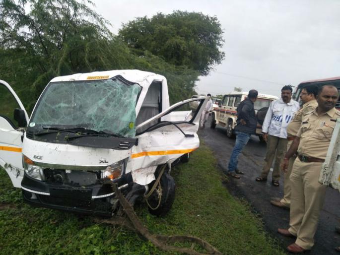 Assisted by the team of the RTO, the victims of the accident | सोलापूरच्या आरटीओच्या पथकाने केली अपघातग्रस्तांना मदत