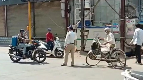 How is that? Penalty notice for vehicle theft to driver of Solapur | असं कसं काय ? गाडी जालन्याची दंडाची नोटीस मात्र सोलापूरच्या चालकाला How is that? Penalty notice for vehicle theft to driver of Solapur | असं कसं काय ? गाडी जालन्याची दंडाची नोटीस मात्र सोलापूरच्या चालकाला