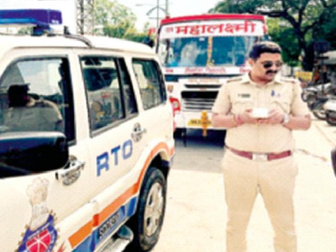 Inspection of passenger vehicles on Pune-Bengaluru highway from RTO in sangli | सांगलीत आरटीओकडून पुणे-बेंगळुरु महामार्गावर प्रवासी वाहनांची झाडाझडती, नाशिकच्या अपघातानंतर आली जाग