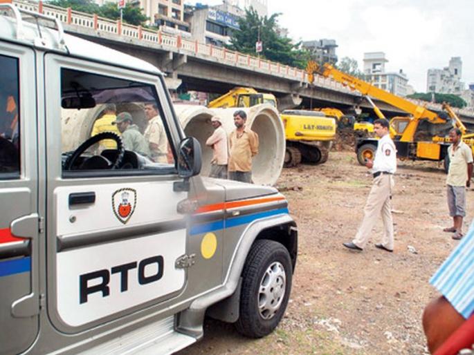 37 RTO officers suspended in the state, major action taken by Home department | राज्यातील 37 आरटीओ अधिकारी निलंबित, गृह विभागाची मोठी कारवाई 37 RTO officers suspended in the state, major action taken by Home department | राज्यातील 37 आरटीओ अधिकारी निलंबित, गृह विभागाची मोठी कारवाई