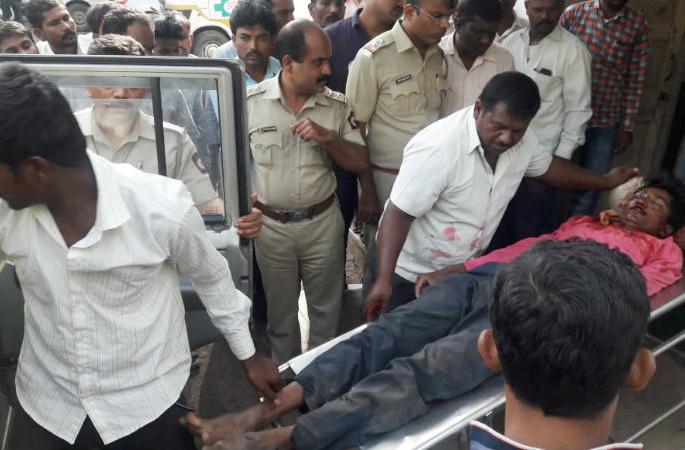Solapur's RTI team helped injured injured | सोलापूरच्या आरटीओ पथकाने जखमीला केली मदत Solapur's RTI team helped injured injured | सोलापूरच्या आरटीओ पथकाने जखमीला केली मदत
