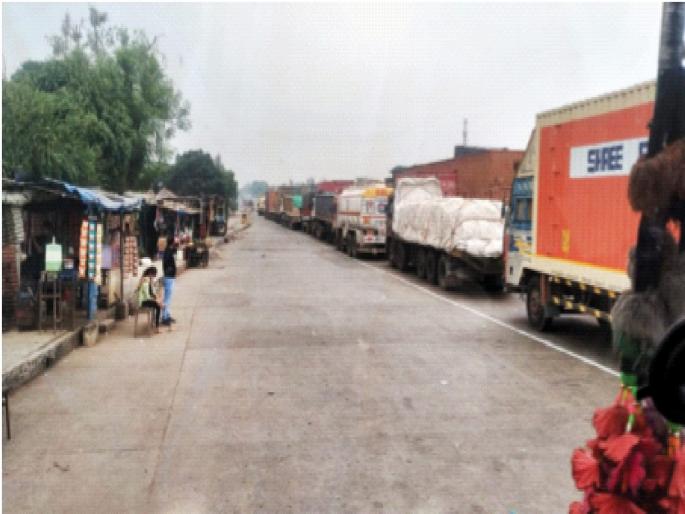 Coronavirus: Queues on Mumbai-Ahmedabad highway for RTPCR inspection; Crowd of vehicles at the checkpoint | Coronavirus: RTPCR तपासणीसाठी मुंबई-अहमदाबाद महामार्गावर रांगा; तपासणी नाक्यावर वाहनांची गर्दी