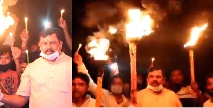 Coronavirus: BJP activists MLA T raja singh neglect social distancing, torch instead of lights in hyderabad MMG | Coronavirus: भाजपा आमदाराकडून सोशल डिस्टन्सिंगला हरताळ, दिव्यांऐवजी पेटवली मशाल Coronavirus: BJP activists MLA T raja singh neglect social distancing, torch instead of lights in hyderabad MMG | Coronavirus: भाजपा आमदाराकडून सोशल डिस्टन्सिंगला हरताळ, दिव्यांऐवजी पेटवली मशाल