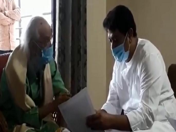 Raj Thackeray, who used to say 'I don't wear a mask', finally put on a mask ... | 'मी मास्क घालतच नाही', असे म्हणणाऱ्या राज ठाकरेंनी अखेर मास्क घातलाच... Raj Thackeray, who used to say 'I don't wear a mask', finally put on a mask ... | 'मी मास्क घालतच नाही', असे म्हणणाऱ्या राज ठाकरेंनी अखेर मास्क घातलाच...
