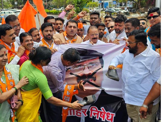 'Jode Maro' movement of Shinde group to Raut's image | राऊत यांच्या प्रतिमेला शिंदे गटाचे ‘जोडे मारो’ आंदोलन 'Jode Maro' movement of Shinde group to Raut's image | राऊत यांच्या प्रतिमेला शिंदे गटाचे ‘जोडे मारो’ आंदोलन