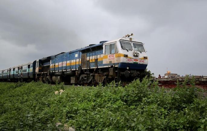 The second wave of corona reduced ticket bookings | कोरोनाच्या दुसऱ्या लाटेमुळे तिकिटांचे बुकिंग झाले कमी The second wave of corona reduced ticket bookings | कोरोनाच्या दुसऱ्या लाटेमुळे तिकिटांचे बुकिंग झाले कमी