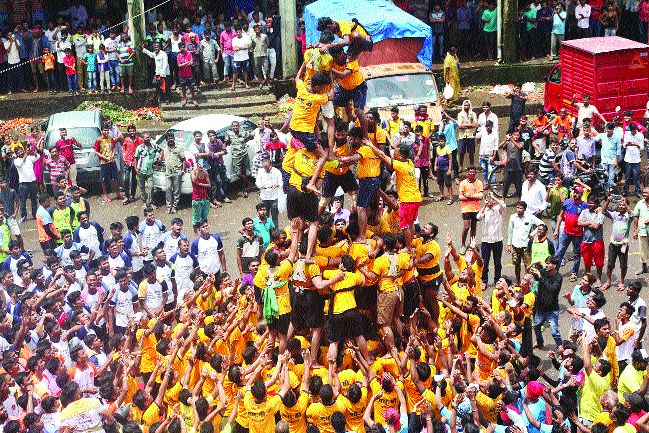 'lakhs' worth dahihandi tooks attention of Govind's | ‘लाख’मोलाच्या दहीहंडींनी वेधले गोविंदांचे लक्ष