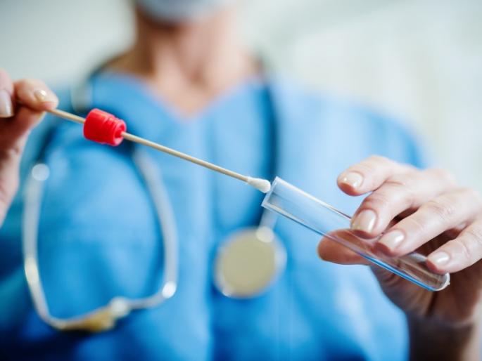 3 Reasons coronavirus patients may get false negative report after covid 19 test | रुग्णांच्या संपर्कात आल्यास किंवा लक्षणं दिसूनही कोरोनाची टेस्ट निगेटिव्ह येते कशी ; जाणून घ्या 3 Reasons coronavirus patients may get false negative report after covid 19 test | रुग्णांच्या संपर्कात आल्यास किंवा लक्षणं दिसूनही कोरोनाची टेस्ट निगेटिव्ह येते कशी ; जाणून घ्या