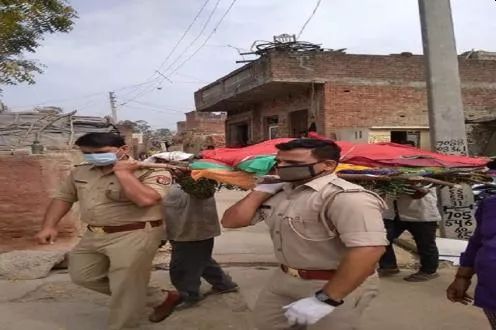 Lockdown : coronavirus in uttar pradesh police came and do last rituals of helpless woman photo viral myb | खाकी वर्दीला सलाम! महिलेचं कोणीही नाही म्हणून पोलीसांनीच दिला खांदा.... Lockdown : coronavirus in uttar pradesh police came and do last rituals of helpless woman photo viral myb | खाकी वर्दीला सलाम! महिलेचं कोणीही नाही म्हणून पोलीसांनीच दिला खांदा....