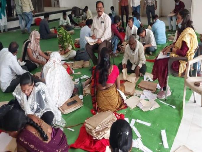 Engraved 'Kunbi' history on Diwali, workers started work | ऐन दिवाळीत ‘कुणबी’ इतिहासाचे खोदकाम, कर्मचारी लागले कामाला Engraved 'Kunbi' history on Diwali, workers started work | ऐन दिवाळीत ‘कुणबी’ इतिहासाचे खोदकाम, कर्मचारी लागले कामाला