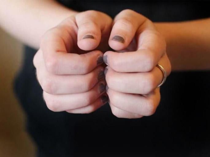 benefits of rubbing nails | हाताची नखं एकमेकांवर घासल्याने होतात अनेक फायदे, 'या' आजारापासून मिळते सुटका benefits of rubbing nails | हाताची नखं एकमेकांवर घासल्याने होतात अनेक फायदे, 'या' आजारापासून मिळते सुटका