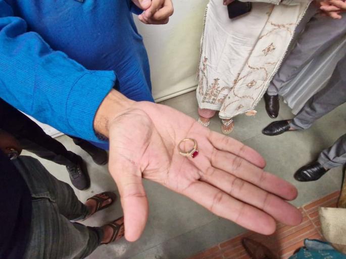 Ruby diamond ring lost in garbage, Khabia couple rejoices after finding it nashik news | कचऱ्यात हरवली रिंग रुबी डायमंड, सापडताच खाबिया दाम्पत्यात आनंद Ruby diamond ring lost in garbage, Khabia couple rejoices after finding it nashik news | कचऱ्यात हरवली रिंग रुबी डायमंड, सापडताच खाबिया दाम्पत्यात आनंद