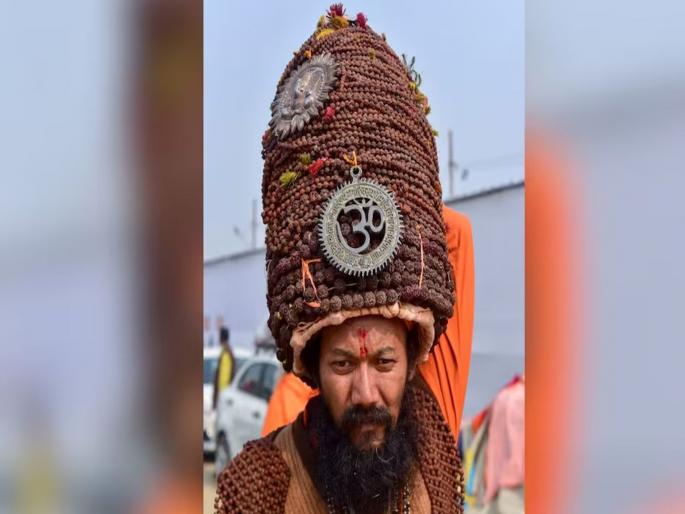 For the past several years, a 45 kg Rudraksha placed on the head of a monk; what is the real reason? | मागील अनेक वर्ष साधूच्या डोक्यावर ४५ किलो वजनी रुद्राक्ष जपमाळ; नेमकं कारण काय?