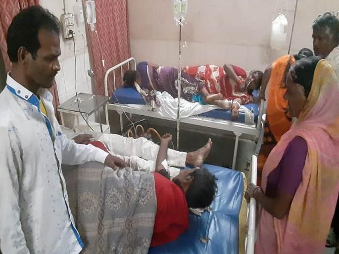 Poisoning of 11 farm laborers in Achalpur by drinking water | 11 शेतमजुरांना पिण्याच्या पाण्यातून विषबाधा, रुग्णालयात दाखल  Poisoning of 11 farm laborers in Achalpur by drinking water | 11 शेतमजुरांना पिण्याच्या पाण्यातून विषबाधा, रुग्णालयात दाखल