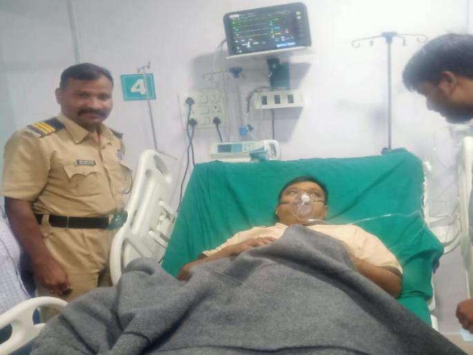 A heart attack to a devotee who came to visit Khandoba Police rescued lives | खंडोबाच्या दर्शनासाठी आलेल्या भाविकाला हदयविकाराचा झटका; पोलिसांनी वाचवले प्राण A heart attack to a devotee who came to visit Khandoba Police rescued lives | खंडोबाच्या दर्शनासाठी आलेल्या भाविकाला हदयविकाराचा झटका; पोलिसांनी वाचवले प्राण