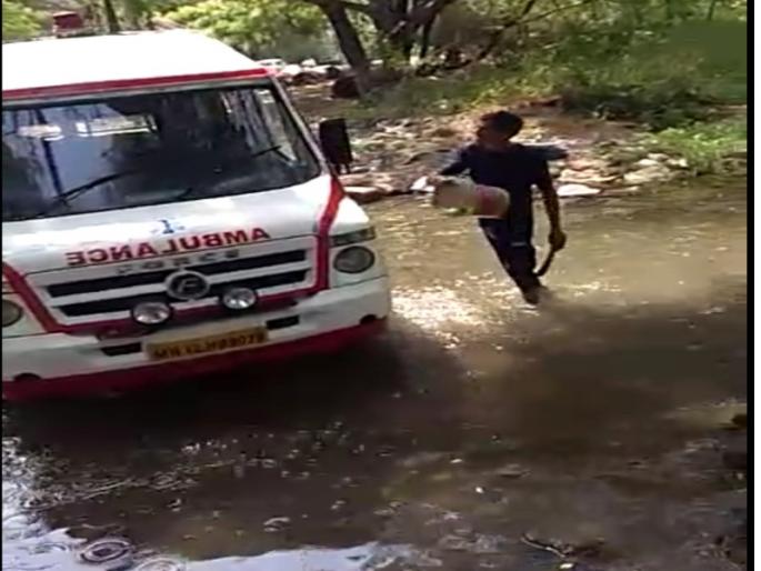 Shocking! Very serious incident in Corona's critical condition | रुग्णांच्या जीवाशी खेळ! नाल्यातल्या दूषित पाण्यातच धुतली 'अॅम्बुलन्स'; पुण्यातील धक्कादायक घटना Shocking! Very serious incident in Corona's critical condition | रुग्णांच्या जीवाशी खेळ! नाल्यातल्या दूषित पाण्यातच धुतली 'अॅम्बुलन्स'; पुण्यातील धक्कादायक घटना