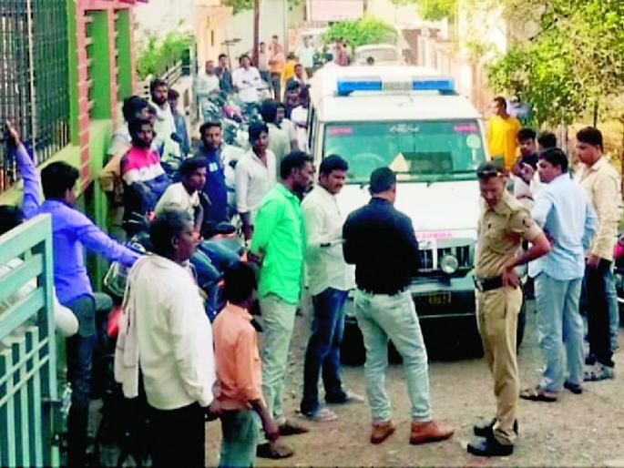 Woman's death on the second day of seizure, angry relatives protest in front of hospital | 'सिझर'च्या दुसऱ्याच दिवशीच महिलेचा मृत्यू, संतप्त नातेवाइकांचा रुग्णालयासमोर गोंधळ Woman's death on the second day of seizure, angry relatives protest in front of hospital | 'सिझर'च्या दुसऱ्याच दिवशीच महिलेचा मृत्यू, संतप्त नातेवाइकांचा रुग्णालयासमोर गोंधळ