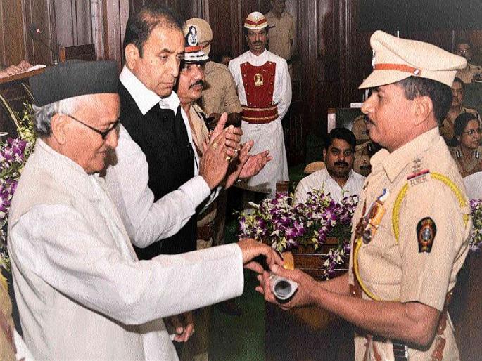 Medal conferred on police officer-staff | राज्यपालांच्या हस्ते पोलीस अधिकारी-अंमलदारांना पदक प्रदान Medal conferred on police officer-staff | राज्यपालांच्या हस्ते पोलीस अधिकारी-अंमलदारांना पदक प्रदान