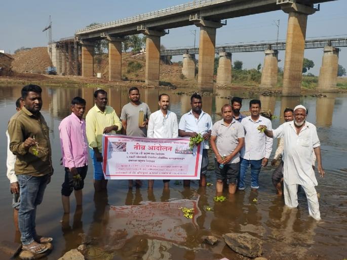 Movement of social activists from Rukadi by descending into the river for Panchganga pollution relief | पंचगंगा प्रदूषणमुक्तीसाठी नदीत उतरून आंदोलन, रूकडीतील सामाजिक कार्यकर्त्यांची प्रदूषण नियंत्रण मंडळ कार्यालयावर धडक  Movement of social activists from Rukadi by descending into the river for Panchganga pollution relief | पंचगंगा प्रदूषणमुक्तीसाठी नदीत उतरून आंदोलन, रूकडीतील सामाजिक कार्यकर्त्यांची प्रदूषण नियंत्रण मंडळ कार्यालयावर धडक