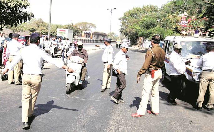first awareness then strict action ; traffic police policy | अाधी संवाद मग कारवाई ; वाहतूक पाेलिसांचे धाेरण