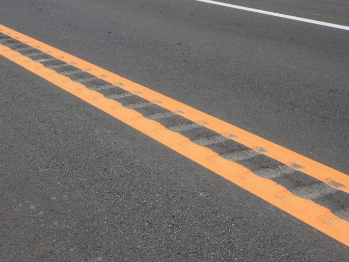 The concept of Rumbling Stripes is widespread, but in India it is missing on many roads! | रम्बलिंग स्ट्रीप्सची संकल्पना व्यापक पण भारतात मात्र ती अनेक रस्त्यांवर गायबच! The concept of Rumbling Stripes is widespread, but in India it is missing on many roads! | रम्बलिंग स्ट्रीप्सची संकल्पना व्यापक पण भारतात मात्र ती अनेक रस्त्यांवर गायबच!