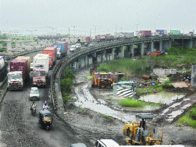 Due to potholes, highways became a headache for Uran residents | खड्ड्यांमुळे महामार्ग ठरला उरणवासीयांसाठी डोकेदुखी