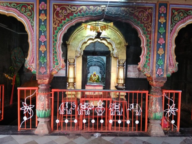 Shakarga Devi from Solapur today is Jagar; Beginning of 1.36 pm | सोलापुरात शक्तीदेवीचा आजपासून जागर; दुपारी १.३६ पर्यंत घटस्थापनेचा मुहूर्त Shakarga Devi from Solapur today is Jagar; Beginning of 1.36 pm | सोलापुरात शक्तीदेवीचा आजपासून जागर; दुपारी १.३६ पर्यंत घटस्थापनेचा मुहूर्त