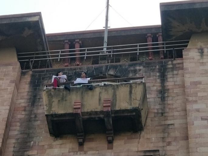 Sensation in Pune Municipal Corporation, MNS agitation | ‘कामावर घेतल्याचा शब्द द्या, नाहीतर इथून उडी मारेल..’; पुणे महापालिकेत खळबळ Sensation in Pune Municipal Corporation, MNS agitation | ‘कामावर घेतल्याचा शब्द द्या, नाहीतर इथून उडी मारेल..’; पुणे महापालिकेत खळबळ