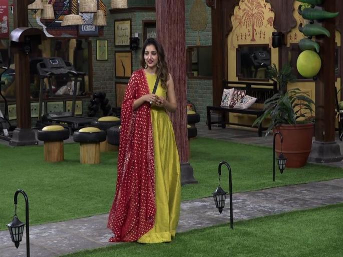 This is a reson why Bigg Boss contestant Rupali Bhosale's mother doing sewing work | या कारणामुळे आजही रूपाली भोसलेची आई करते शिवणकाम This is a reson why Bigg Boss contestant Rupali Bhosale's mother doing sewing work | या कारणामुळे आजही रूपाली भोसलेची आई करते शिवणकाम
