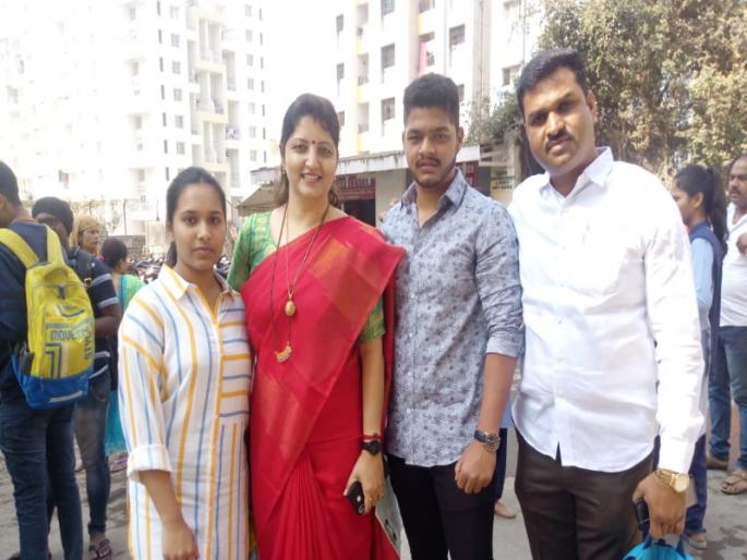Rupali Chakankar on examination center for gave best wishes to student | राष्ट्रवादी काँग्रेस पक्षाच्या व्यस्त कामातून वेळ काढत शुभेच्छा देण्यासाठी ’आई ’ परीक्षा केंद्रात Rupali Chakankar on examination center for gave best wishes to student | राष्ट्रवादी काँग्रेस पक्षाच्या व्यस्त कामातून वेळ काढत शुभेच्छा देण्यासाठी ’आई ’ परीक्षा केंद्रात