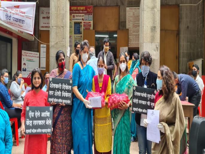 Onions was sent to Prime Minister Narendra Modi by the Nationalist congress party Women's in Pune | "दैव देते आणि केंद्र सरकार नेते.." ; पुण्यात राष्ट्रवादी महिला काँग्रेसने पंतप्रधान नरेंद्र मोदींना पोस्टाने पाठविले कांदे 