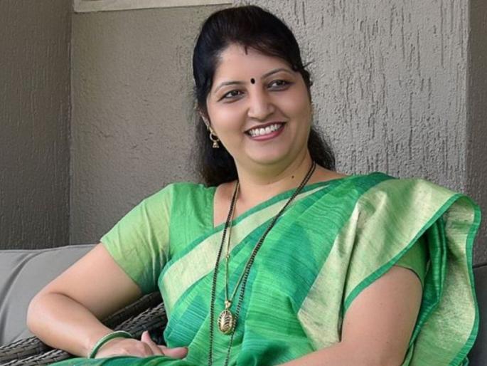 Rupali Chakankar will not be allowed to roam in Maharashtra; RPI's female aggressors | रूपाली चाकणकर यांना महाराष्ट्रात फिरू देणार नाही; आरपीआयच्या महिला आक्रमक Rupali Chakankar will not be allowed to roam in Maharashtra; RPI's female aggressors | रूपाली चाकणकर यांना महाराष्ट्रात फिरू देणार नाही; आरपीआयच्या महिला आक्रमक