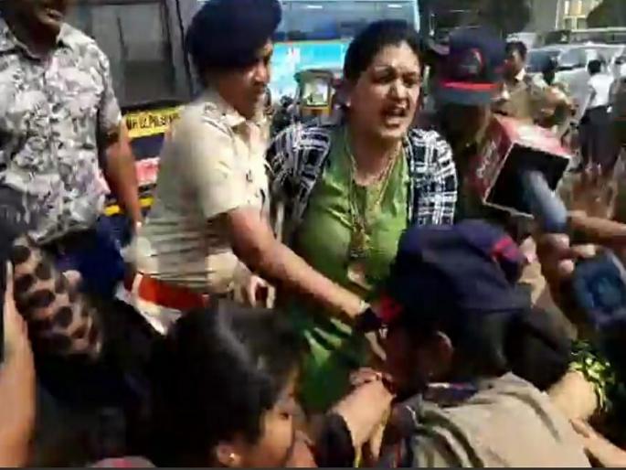 Police detained Rupali Thombre Patel; Demonstration by showing black flags to the Governor's car | रुपाली ठोंबरे पाटलांना पोलिसांनी घेतले ताब्यात; राज्यपालांच्या गाडीला काळे झेंडे दाखवून आंदोलन Police detained Rupali Thombre Patel; Demonstration by showing black flags to the Governor's car | रुपाली ठोंबरे पाटलांना पोलिसांनी घेतले ताब्यात; राज्यपालांच्या गाडीला काळे झेंडे दाखवून आंदोलन