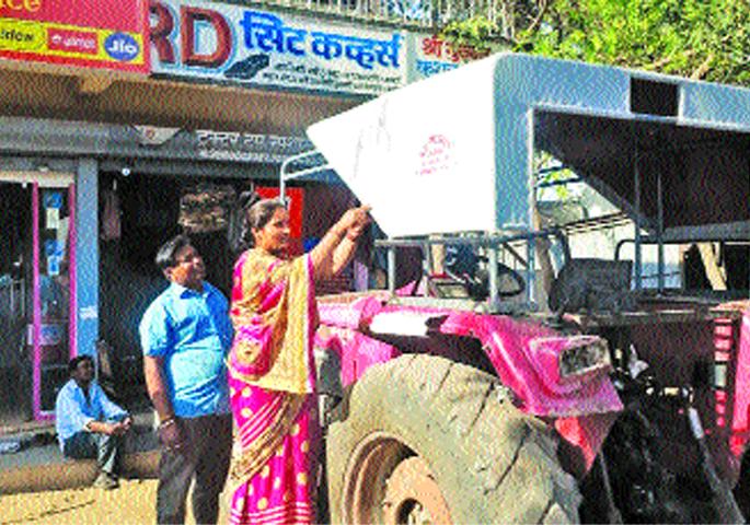 Women's Day Special: Transparency for the shadow of tractor operators | Women's Day Special : ट्रॅक्टरचालकांच्या सावलीसाठी राबतात रुपालीताई Women's Day Special: Transparency for the shadow of tractor operators | Women's Day Special : ट्रॅक्टरचालकांच्या सावलीसाठी राबतात रुपालीताई