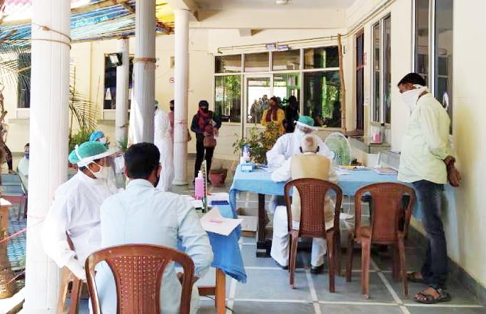 95% of corona patients are attracted to government treatment in Solapur | सोलापुरातील शासकीय उपचाराकडेच ९५% कोरोनाग्रस्त रुग्णांचा ओढा 95% of corona patients are attracted to government treatment in Solapur | सोलापुरातील शासकीय उपचाराकडेच ९५% कोरोनाग्रस्त रुग्णांचा ओढा