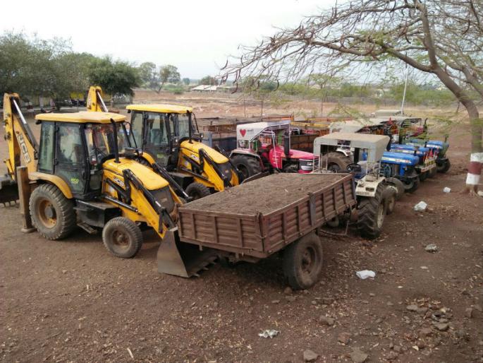 Solapur grameen policemen raid on illegal sand rush in Yavali, Barshi taluka, and 8 accused in the possession of Rs 67 lakh, 15 accused in Vairag police station | बार्शी तालुक्यातील इर्लेसह यावली येथील अवैध वाळू उपशावर सोलापूर ग्रामीण पोलीसांचा छापा, ६७ लाख रूपयांच्या मुद्देमालासह  ८ आरोपींना घेतले ताब्यात, १५ जणांविरूध्द वैराग पोलीस ठाण्यात गुन्हा दाखल Solapur grameen policemen raid on illegal sand rush in Yavali, Barshi taluka, and 8 accused in the possession of Rs 67 lakh, 15 accused in Vairag police station | बार्शी तालुक्यातील इर्लेसह यावली येथील अवैध वाळू उपशावर सोलापूर ग्रामीण पोलीसांचा छापा, ६७ लाख रूपयांच्या मुद्देमालासह  ८ आरोपींना घेतले ताब्यात, १५ जणांविरूध्द वैराग पोलीस ठाण्यात गुन्हा दाखल