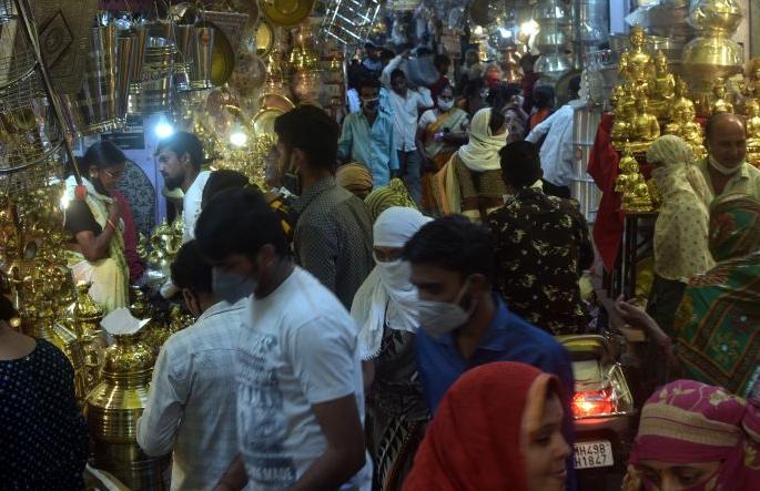 Excitement in utensil and bullion markets in Nagpur | नागपुरात भांडे आणि सराफा बाजारात उत्साह Excitement in utensil and bullion markets in Nagpur | नागपुरात भांडे आणि सराफा बाजारात उत्साह