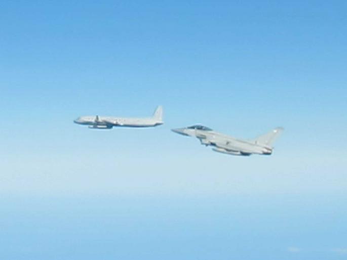 Big incident in the skies of Europe; Russian planes enter, British fighter jets scramble to intercept | युरोपच्या आकाशात मोठी घडामोड; रशियाची विमाने घुसली, ब्रिटनची लढाऊ विमाने रोखण्यासाठी झेपावली 