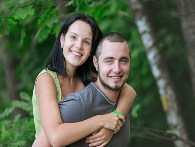 husband cuts wife both hands with an axe | पत्नीच्या मोबाइलमधले दुस-या व्यक्तीने पाठवलेले मेसेज पाहून संतापलेल्या पतीने कु-हाडीने कापले हात