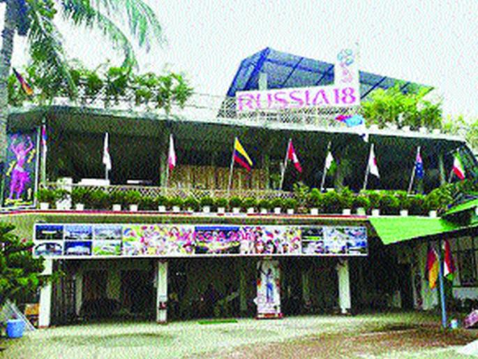 Empowerment of 500 fans | कर्ज काढून उभारले प्रतीकात्मक मैदान, ५०० चाहत्यांची सोय