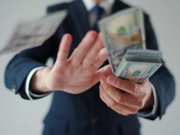 Worker accidentally gets ₹87,0000 in his account, he spends it as bonus, time to slap boss | कामगाराच्या खात्यात चुकून आले ₹८७,०००००, त्याने बोनस म्हणून उडवले, बॉसवर आली डोक्यावर हात मारण्याची वेळ Worker accidentally gets ₹87,0000 in his account, he spends it as bonus, time to slap boss | कामगाराच्या खात्यात चुकून आले ₹८७,०००००, त्याने बोनस म्हणून उडवले, बॉसवर आली डोक्यावर हात मारण्याची वेळ