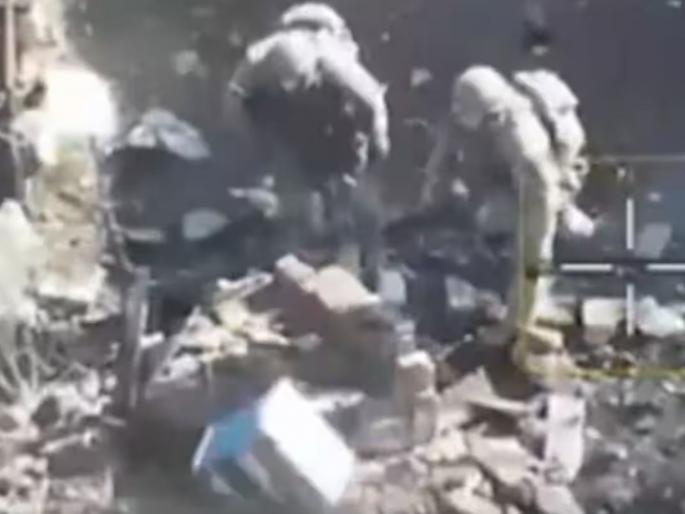 bee hive became a new weapon in ukraine war kiev soldiers threw it on russians | युक्रेन युद्धात 'मधमाशांचे पोळे'बनले नवे शस्त्र! कीव सैन्याने रशियाच्या सैन्यावर फेकले bee hive became a new weapon in ukraine war kiev soldiers threw it on russians | युक्रेन युद्धात 'मधमाशांचे पोळे'बनले नवे शस्त्र! कीव सैन्याने रशियाच्या सैन्यावर फेकले
