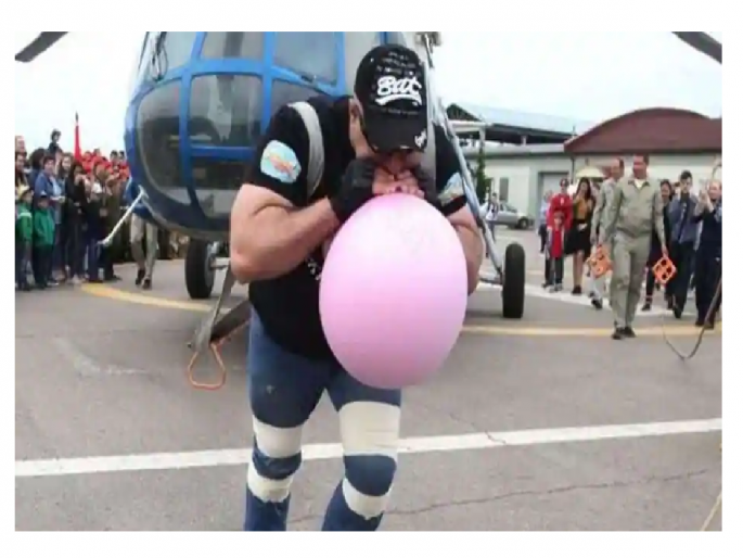 Russian Hulk Sergey Agadzhanyan pulls 3 choppers weighing 15.6 tons | Russian Hulk: रशियन 'बाहुबली'चा विश्वविक्रमी कारनामा; एकावेळी ओढले 15.6 टन वजनाचे 3 हेलिकॉप्टर