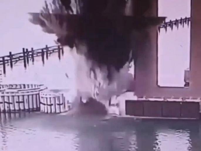 Russia-Ukraine War: Another major attack by Ukraine on Russia, blew up the Crimean bridge | युक्रेनचा रशियावर आणखी एक मोठा हल्ला, ११०० किलो स्फोटकांनी क्रिमिया पूल उडवला Russia-Ukraine War: Another major attack by Ukraine on Russia, blew up the Crimean bridge | युक्रेनचा रशियावर आणखी एक मोठा हल्ला, ११०० किलो स्फोटकांनी क्रिमिया पूल उडवला