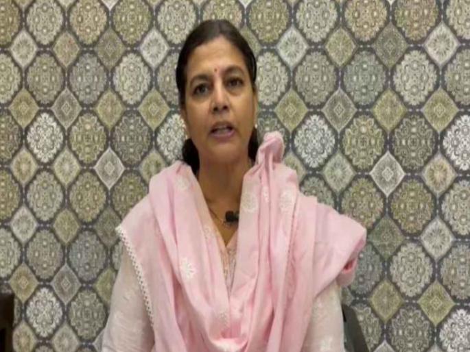 File a case against ruta jitendra awhad Anand Paranjape demand from the viral video | ऋता आव्हाड यांच्यावर गुन्हा दाखल करा; व्हायरल व्हिडीओवरून परांजपे यांची मागणी File a case against ruta jitendra awhad Anand Paranjape demand from the viral video | ऋता आव्हाड यांच्यावर गुन्हा दाखल करा; व्हायरल व्हिडीओवरून परांजपे यांची मागणी