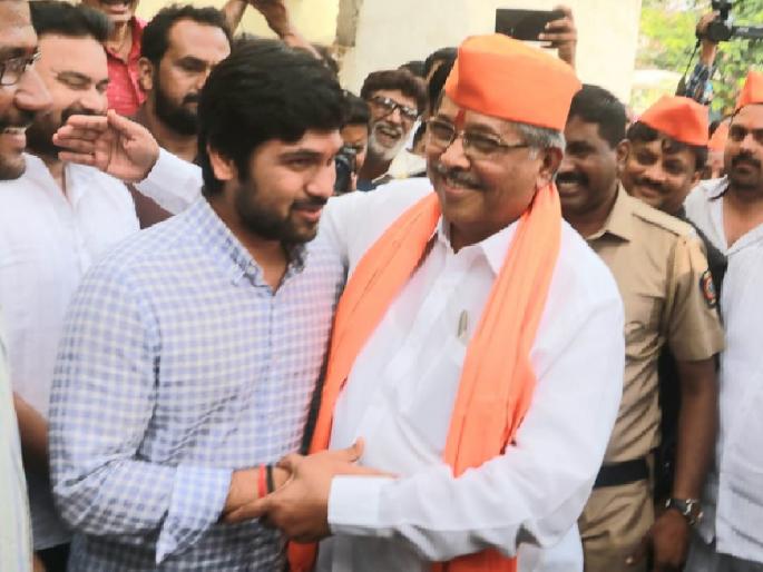 Battlefield of Kolhapur North: Chandrakant Patil meets Rituraj Patel | कोल्हापूर उत्तर'चे रणांगण: चंद्रकांत पाटलांनी घेतली ऋतुराज पाटलांची गळाभेट