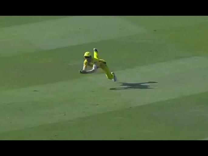 CSK vs KXIP Latest News : What a catch from Ruturaj Gaikwad; a terrific catch to dismiss James Neesham, Video  | CSK vs KXIP Latest News : मराठमोळ्या ऋतुराज गायकवाडचा 'सुपर मॅन' झेल; KXIPचे खेळाडू पाहतच राहिले, Video